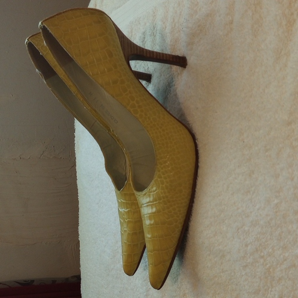 DONALD J. PLINER Lime Green Leather Pumps Size 11